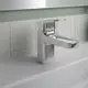 Waschtischarmatur von Ideal Standard, verchromt, mit einem modernen, schlichten Design. Anordnung auf einem Waschbecken mit weißen Fliesen im Hintergrund.
